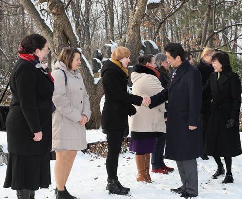 Photograph of the Prime Minister visiting the Japanese garden