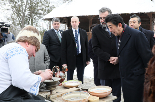 Photograph of the Prime Minister visiting the National Village Museum