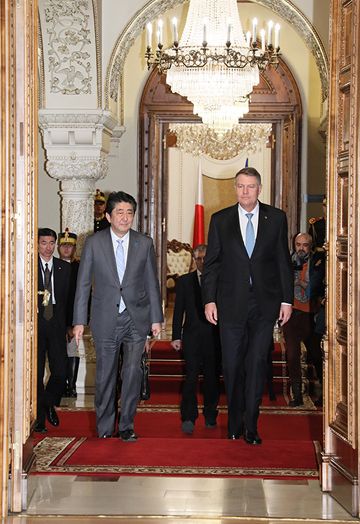 Photograph of the Prime Minister heading to the Summit Meeting