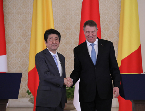 Photograph of the joint press announcement (3)