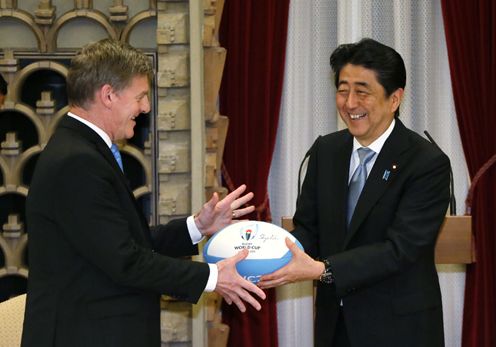 Photograph of the Prime Minister presenting a ball to commemorate the Rugby World Cup at the banquet hosted by Prime Minister Abe and Mrs. Abe