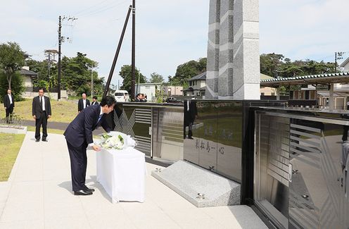 Photograph of the Prime Minister offering flowers at the memorial of Reconstruction Memorial Park of the Great East Japan Earthquake