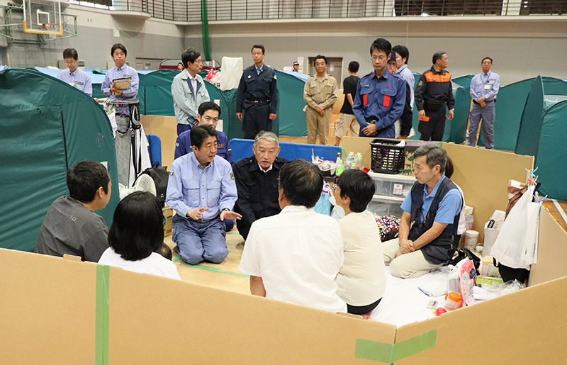 Photograph of the Prime Minister visiting an evacuation center