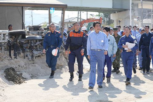 Photograph of the Prime Minister visiting a site affected by landslide