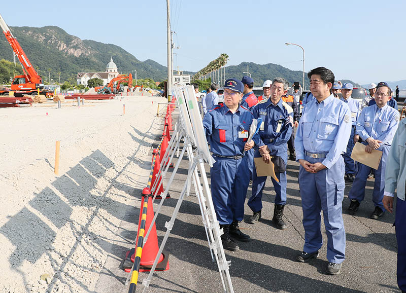 Photograph of the Prime Minister visiting the construction site for emergency temporary housing