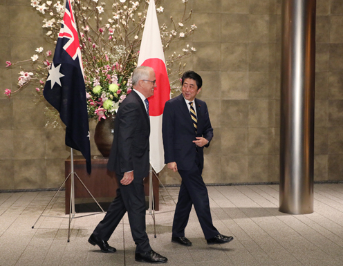 Photograph of the Prime Minister welcoming the Prime Minister of Australia