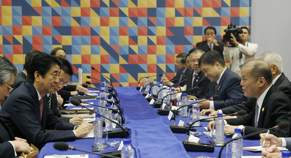 Photograph of the Japan-Philippines Summit Meeting (pool photo)