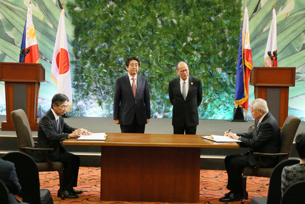 Photograph of the leaders of Japan and the Philippines attending the signing ceremony