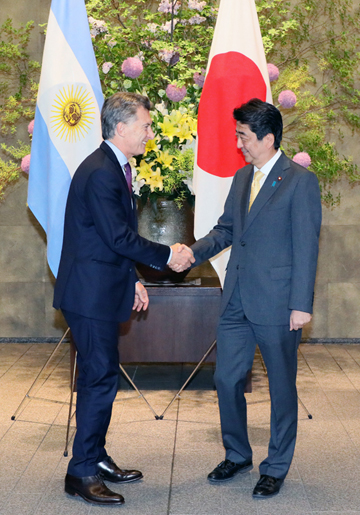 Photograph of the Prime Minister welcoming the President of Argentina