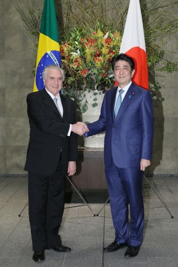 Photograph of Prime Minister Abe welcoming the President of Brazil