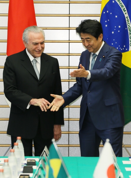 Photograph of the leaders attending the Japan-Brazil Summit Meeting
