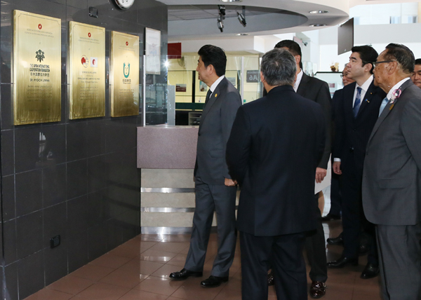 Photograph of the Prime Minister visiting the Japanese Peruvian Centennial Clinic (1)
