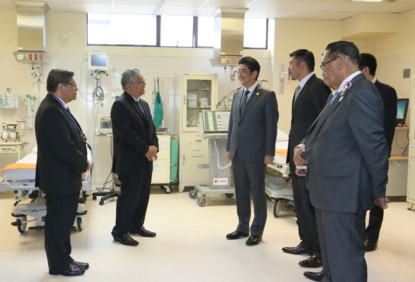 Photograph of the Prime Minister visiting the Japanese Peruvian Centennial Clinic (2)