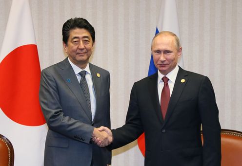 Photograph of the Prime Minister shaking hands with the President of Russia