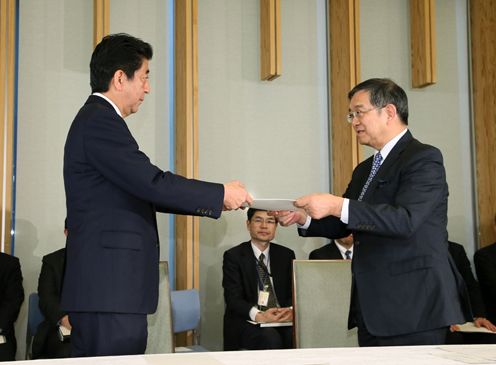 Photograph of the Prime Minister being presented with the recommendations (2)
