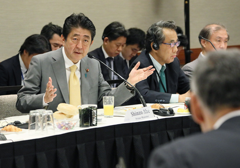 Photograph of the Prime Minister delivering a speech at the Invest Japan Seminar (1)