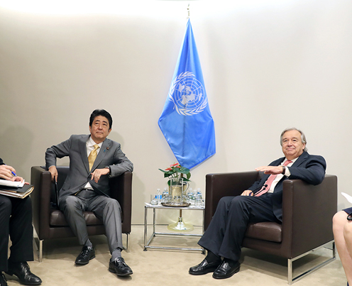 Photograph of the Prime Minister meeting with the Secretary-General of the United Nations (2) (pool photo)