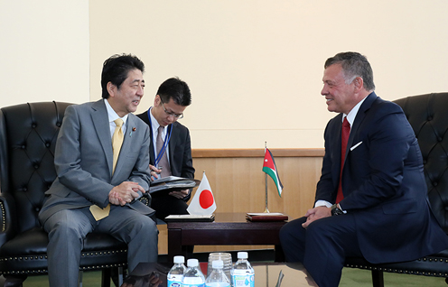 Photograph of the Japan-Qatar Summit Meeting (1)(pool photo)