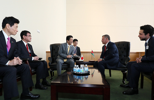 Photograph of the Japan-Qatar Summit Meeting (2)(pool photo)