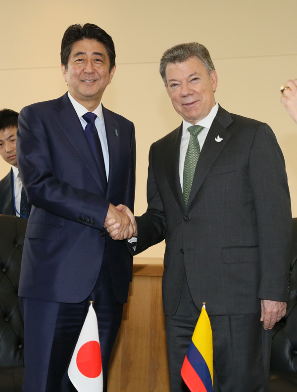 Photograph of the Prime Minister shaking hands with the President of Colombia