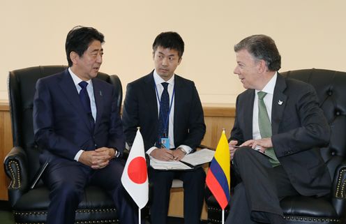 Photograph of the Japan-Colombia Summit Meeting
