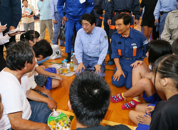 Photograph of the Prime Minister encouraging evacuees