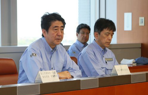 Photograph of the Prime Minister receiving a report at the Ibaraki Prefectural Office on the state of damage (1)