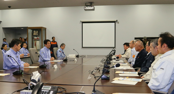 Photograph of the Prime Minister receiving a report at the Tochigi Prefectural Office on the state of damage
