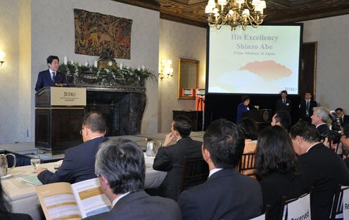 Photograph of the Prime Minister delivering an address at the Invest Japan Seminar