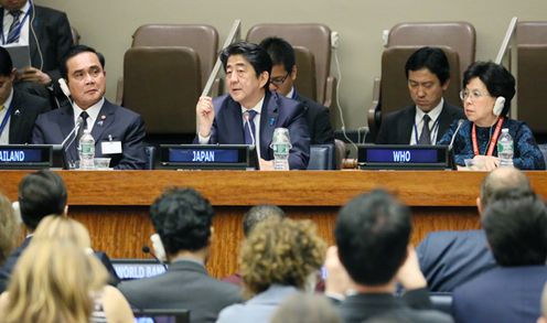 Photograph of the Prime Minister attending the health coverage side event (1)