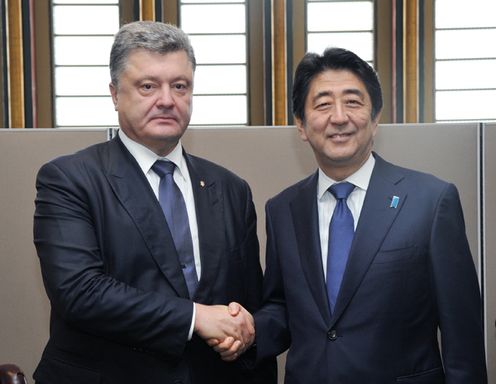 Photograph of the Prime Minister shaking hands with the President of Ukraine