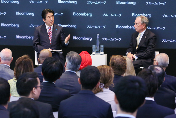 Photograph of the Prime Minister attending a dialogue with members of the business community, centered on representatives of the financial field (3)