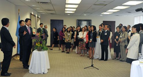 Photograph of the Prime Minister extending words of encouragement to the Japanese staff of international organizations