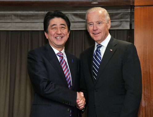 Photograph of the Prime Minister shaking hands with the Vice President of the United States