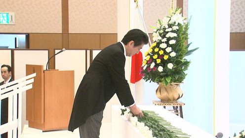 Photograph of the Prime Minister offering flowers