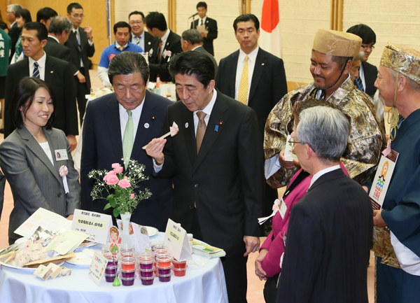 Photograph of the Prime Minister interacting with participants (2)