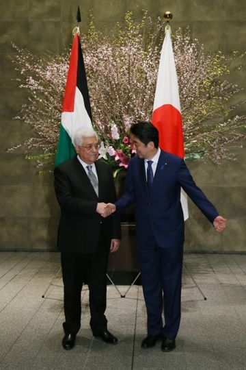 Photograph of the Prime Minister welcoming the President of Palestine