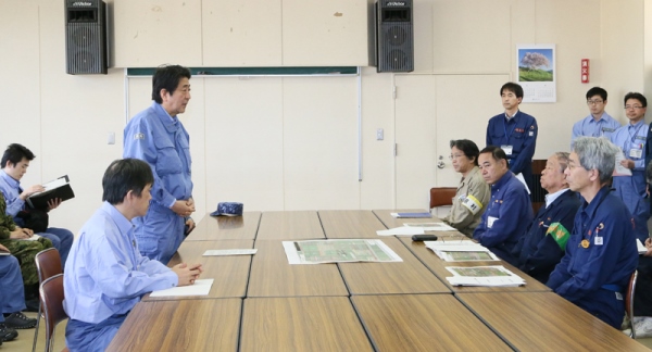 Photograph of the Prime Minister delivering an address at Nishihara Village Hall