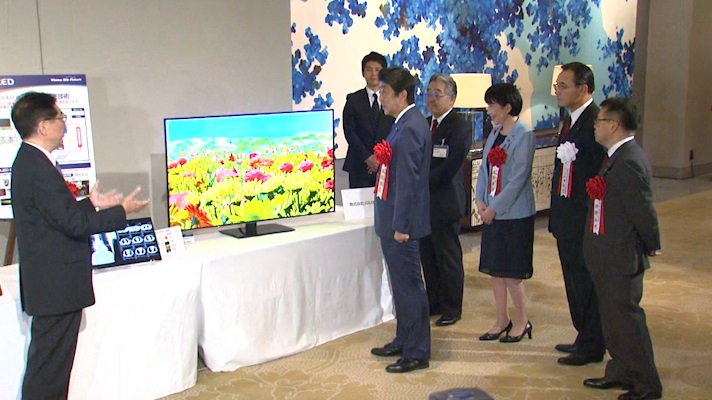Photograph of the Prime Minister viewing exhibits