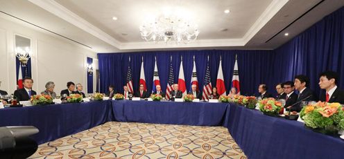 Photograph of the Japan-U.S.-ROK Trilateral Summit Meeting (1)
