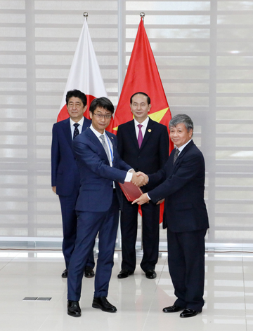 Photograph of the Prime Minister and the President of Viet Nam attending the exchange of documents  (3)