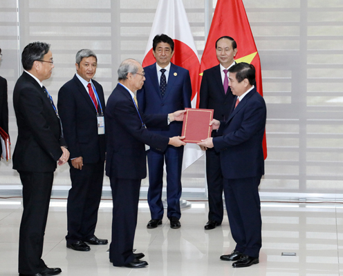 Photograph of the Prime Minister and the President of Viet Nam attending the exchange of documents  (4)