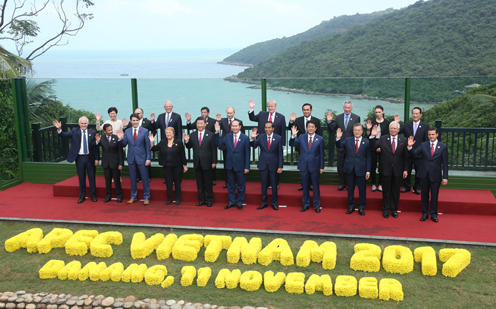 Photograph of the leaders’ commemorative photograph session (pool photo) (1)