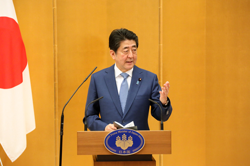 Photograph of the Prime Minister delivering an address at the award ceremony (1)