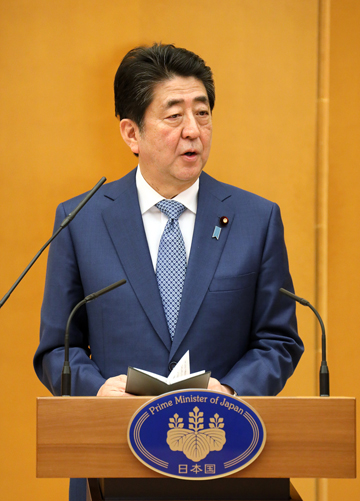 Photograph of the Prime Minister delivering an address at the award ceremony (2)