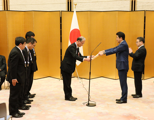 Photograph of the Prime Minister presenting a certificate of award (1)