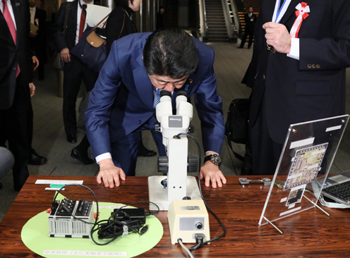 Photograph of the Prime Minister observing the product sample exhibition (2)