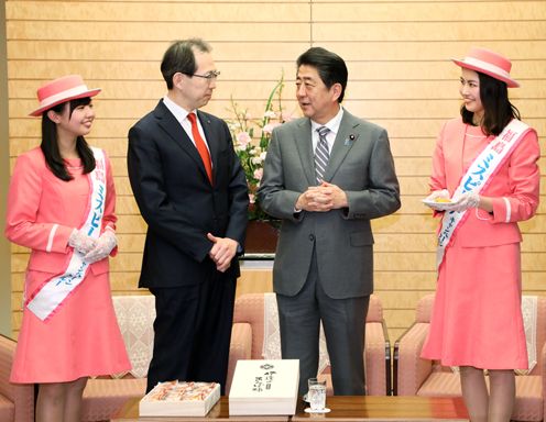Photograph of the Prime Minister being presented with Anpo persimmons (2)