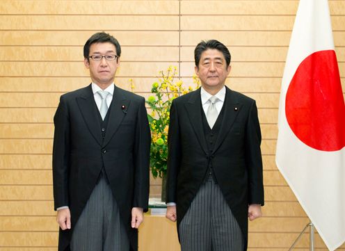 Photograph of the Prime Minister attending a commemorative photograph session with State Minister Tanaka (1)
