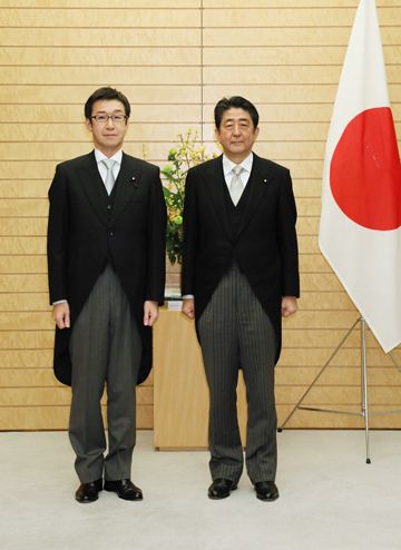 Photograph of the Prime Minister attending a commemorative photograph session with State Minister Tanaka (2)